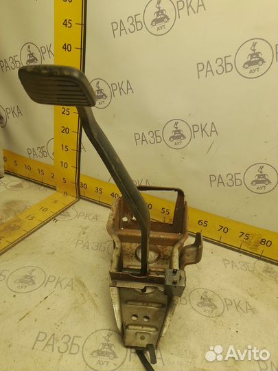 Педаль тормоза Isuzu Trooper 1