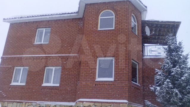 Деревня зеленая поляна банное. Банное магнитогорск домики в лесу. Озеро банное бунгало. Бунгало таунхаус на банном. Дома на банном магнитогорск.