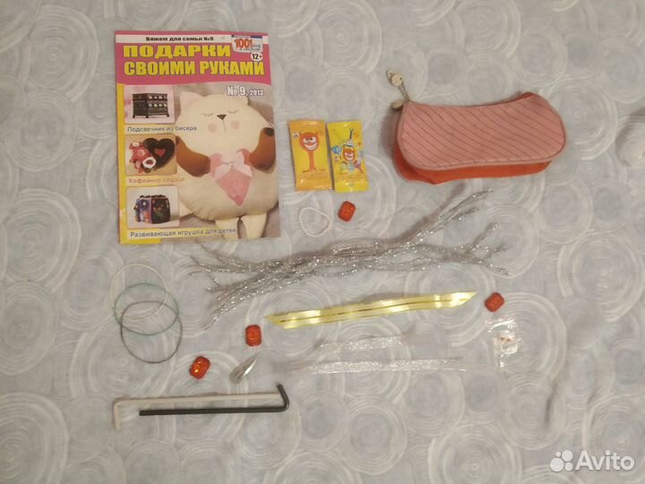 Скрепыши, журнал, пенал, булавки, пуговицы