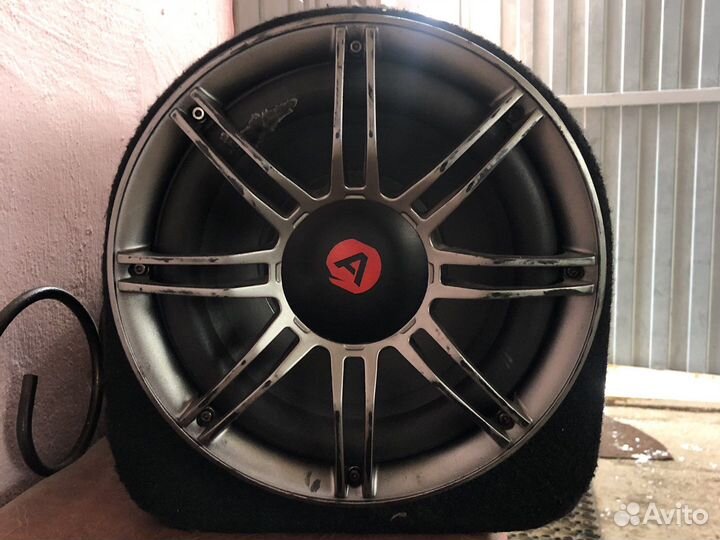 Автомобильный сабвуфер