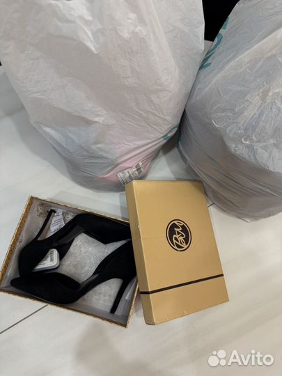 Для Дмитрия два пакета вещей