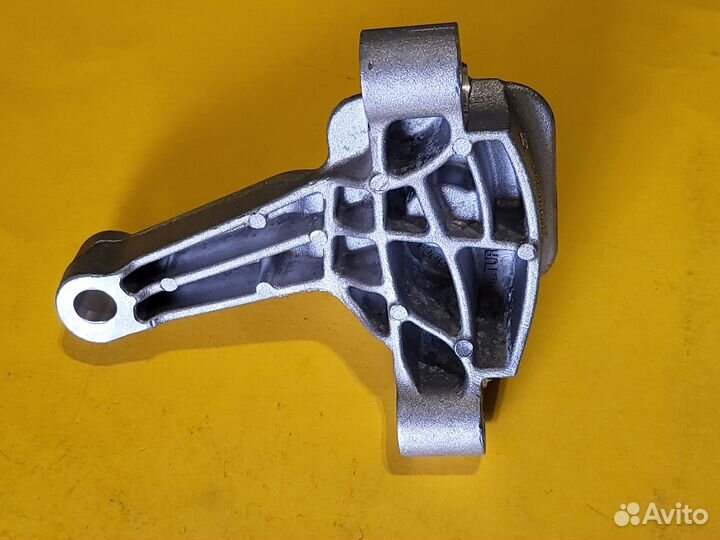 Опора (кронштейн) коробки передач Renault Duster