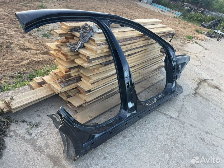 Центральная стойка правая с порогом mercedes w213