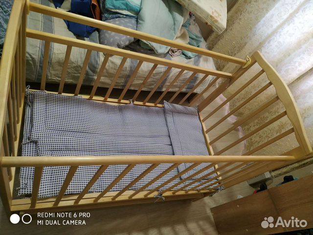 Детская кроватка с маятником