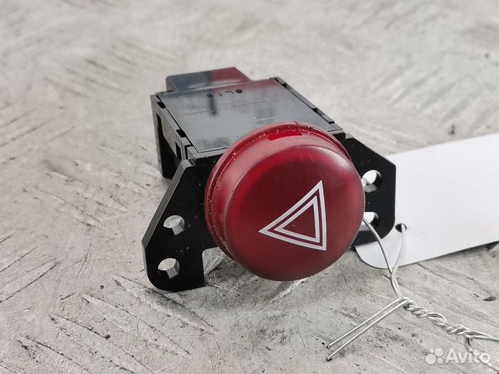 Кнопка аварийной сигнализации Mitsubishi Colt