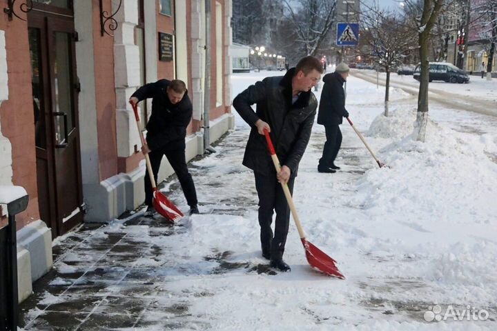 Уборка снега вручную