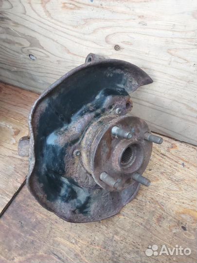 Кулак передний правый Toyota Prius NHW10 2002