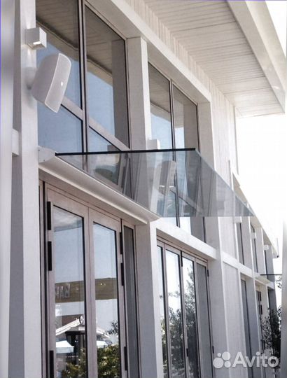 Стеклянный козырек над дверью