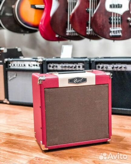 Комбоусилитель гитарный Cort (комплект)