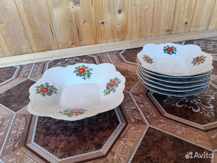 Набор фарфоровых тарелок с тортницей Коростень