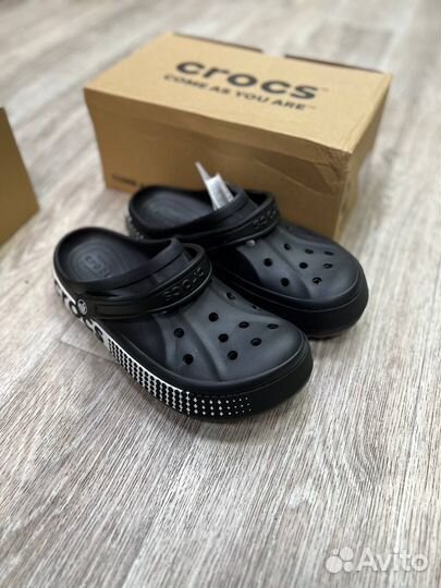 Crocs Bayaband Logo Motion Clog черные и белые