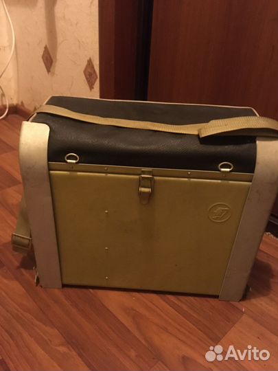 Ящик-стул для зимней рыбалки на лыжах