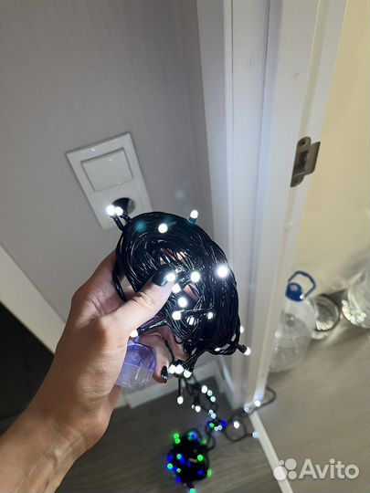 Новогодняя мишура и электрические гирлянды