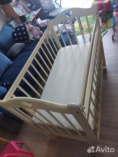 Детская кроватка с продольным маятником