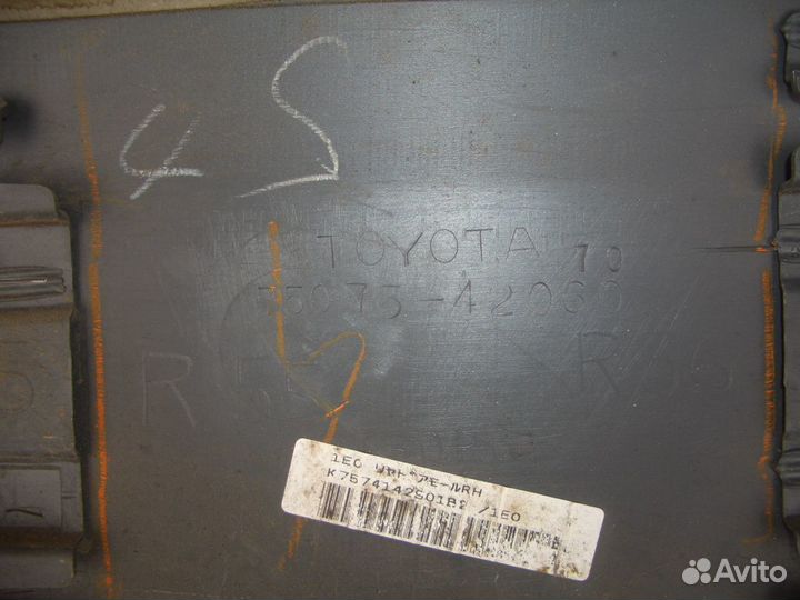 Накладка задней правой двери Тойота Раф 4 с00-06г