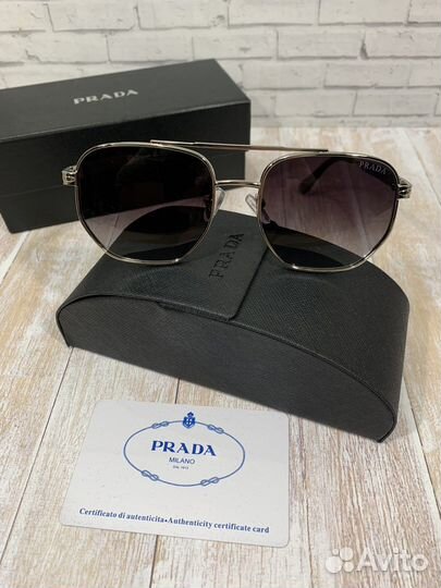 Солнцезащитные очки Prada