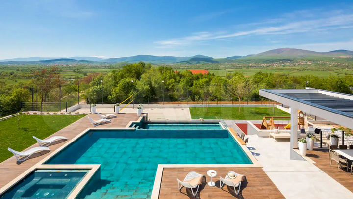 Дом 240 м² на участке 11,8 сот.