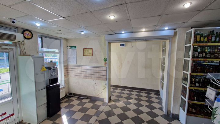 Торговое помещение с витринным окном на проспект