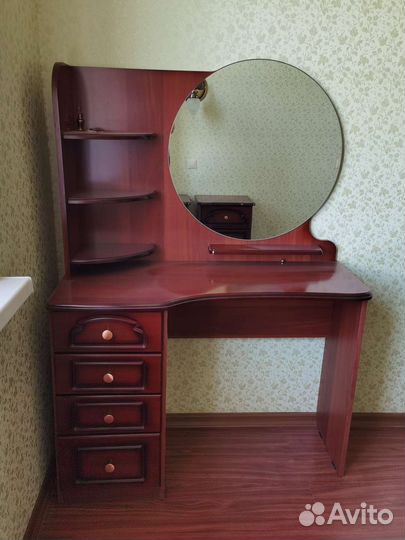 Туалетный столик с зеркалом