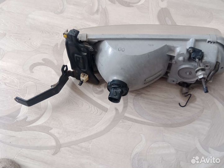 Фара передняя левая Тойота превия 1 покалывания