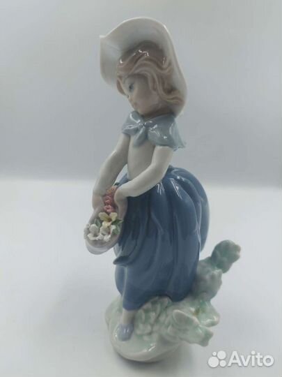 Стаэуэтка Девочка с корзиной цветов