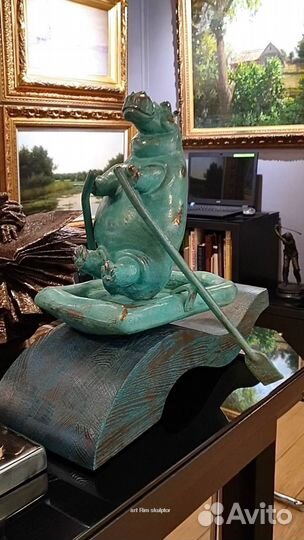 Скульптура бегемота в лодке «Покоритель волны»