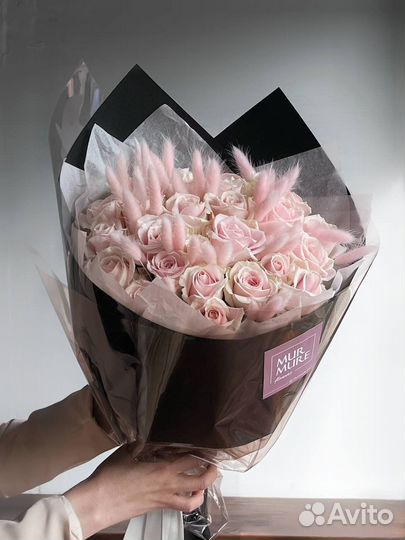 Нежный букет роз с дагурусом