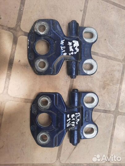 Петли передней левой двери на mercedes-benz