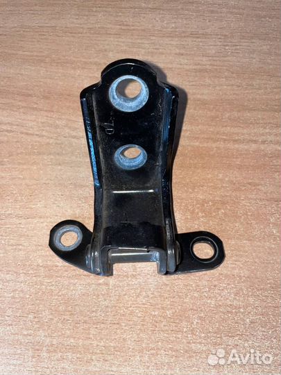 Петля дверная задняя левая нижняя Toyota RAV4 2018