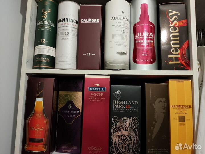 Коробки с пустыми бутылками (виски,коньяк)