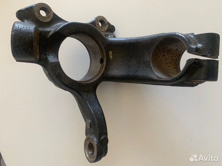 Кулак поворотный передний правый Skoda Rapid