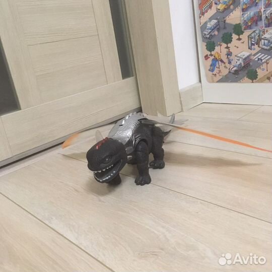 Дракон беззубик ходит свет звук