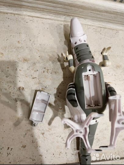 Динозавр робот WowWee белый