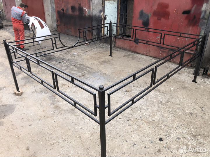 Могильные ограды, скамейки и столы