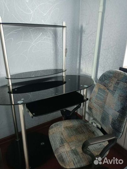 Компьютерный стол стеклянный (черный) и кресло