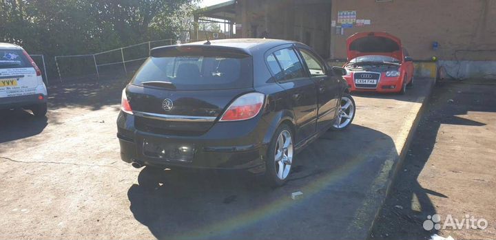 Спойлер крышки багажника Opel Astra H/Family рест