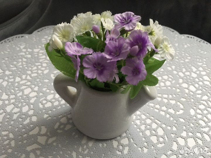 Искусственные цветы в горшках