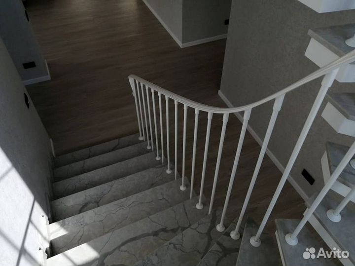 Лестница из камня кварцевый агломерат