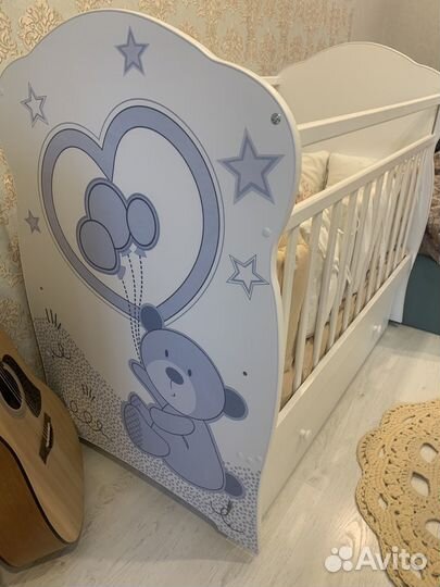 Детская кроватка с маятником и ящиком