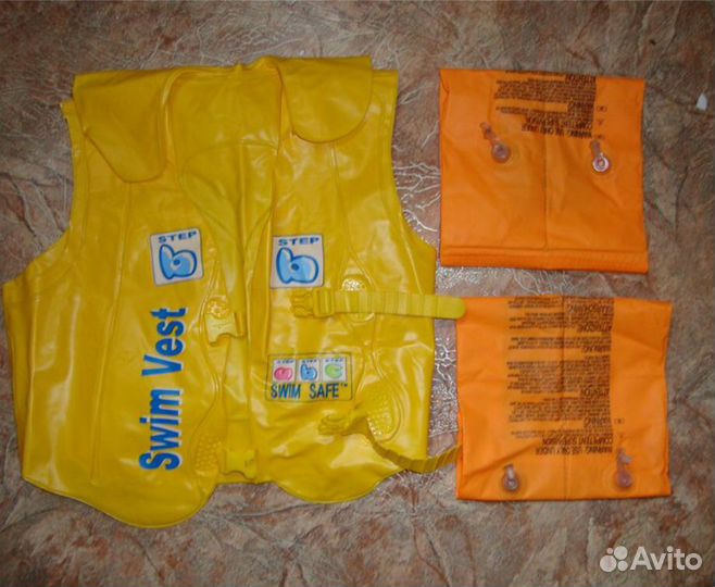 Круги, жилет, нарукавники на море