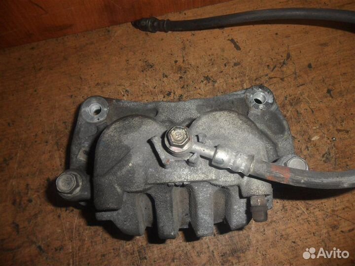Тормозной суппорт передний правый Subaru Legacy