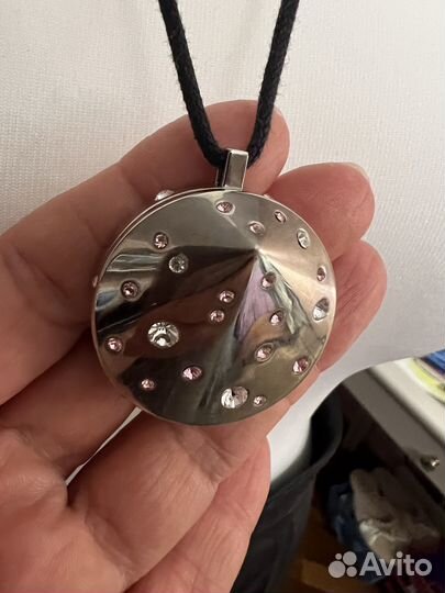 Кулон Swarovski на кожаном шнурке