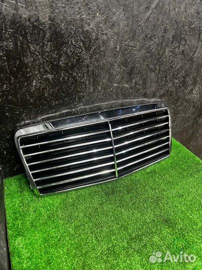 Решетка радиатора передняя Mercedes-Benz E-Class