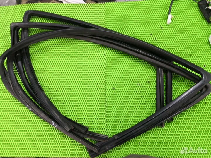 Уплотнитель стекла двери Шевролет Авео Т250