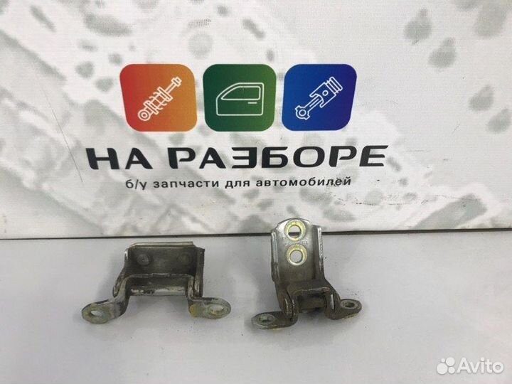 Петля двери задняя правая Nissan Maxima A33 VQ20DE