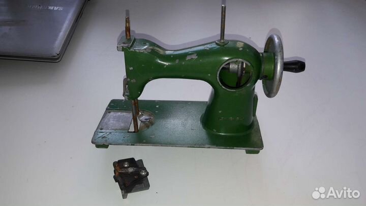 Игрушка танк, швейная машина