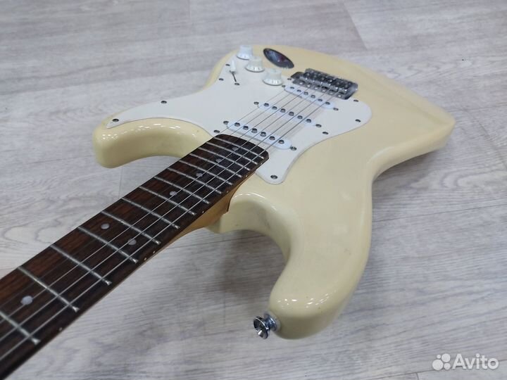 Электрогитара Fender Squier Bullet Strat Белый