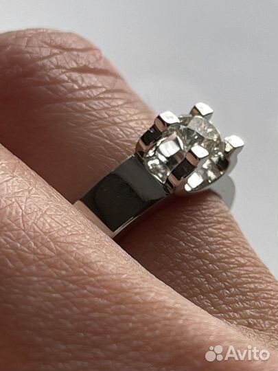 Золотое кольцо с бриллиантом