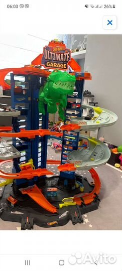 Игровой набор Hot wheels гараж с тиранозавром