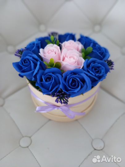 Подарок в шляпной коробке из мыльных роз